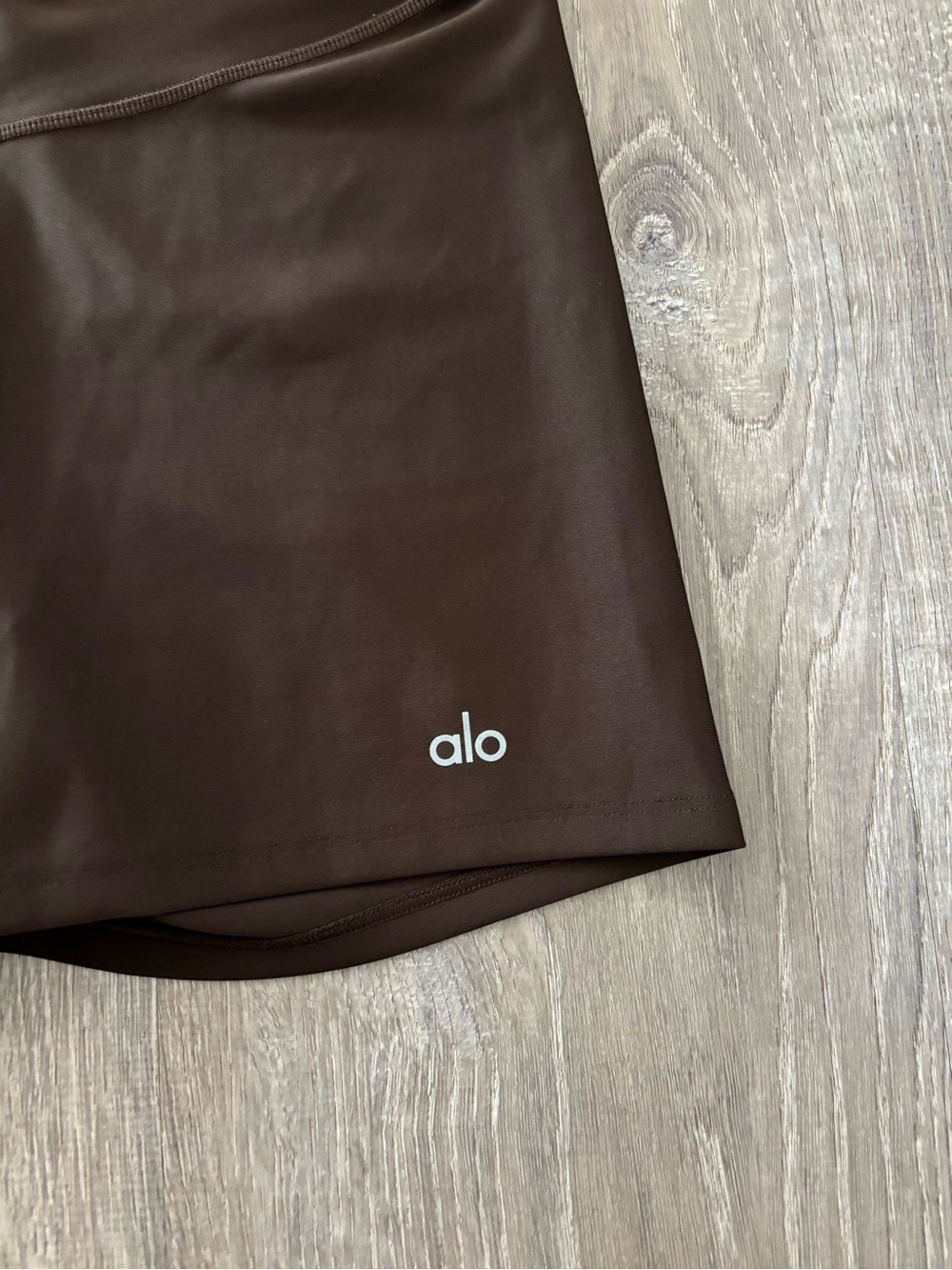 Alo Yoga 5" Airlift Energy Espresso Biker Shorts (M) - Picture 4 of 7